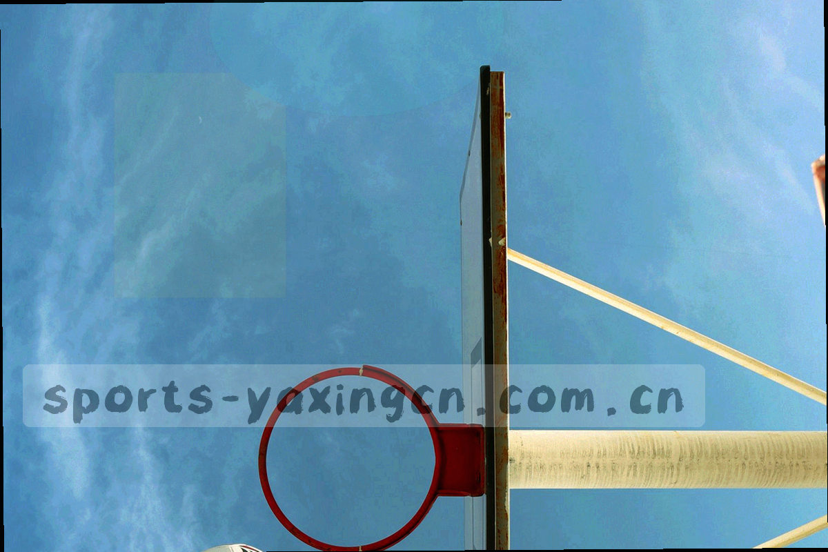 桌面多屏数据界面与手写轮次标记，画面只出现手部局部